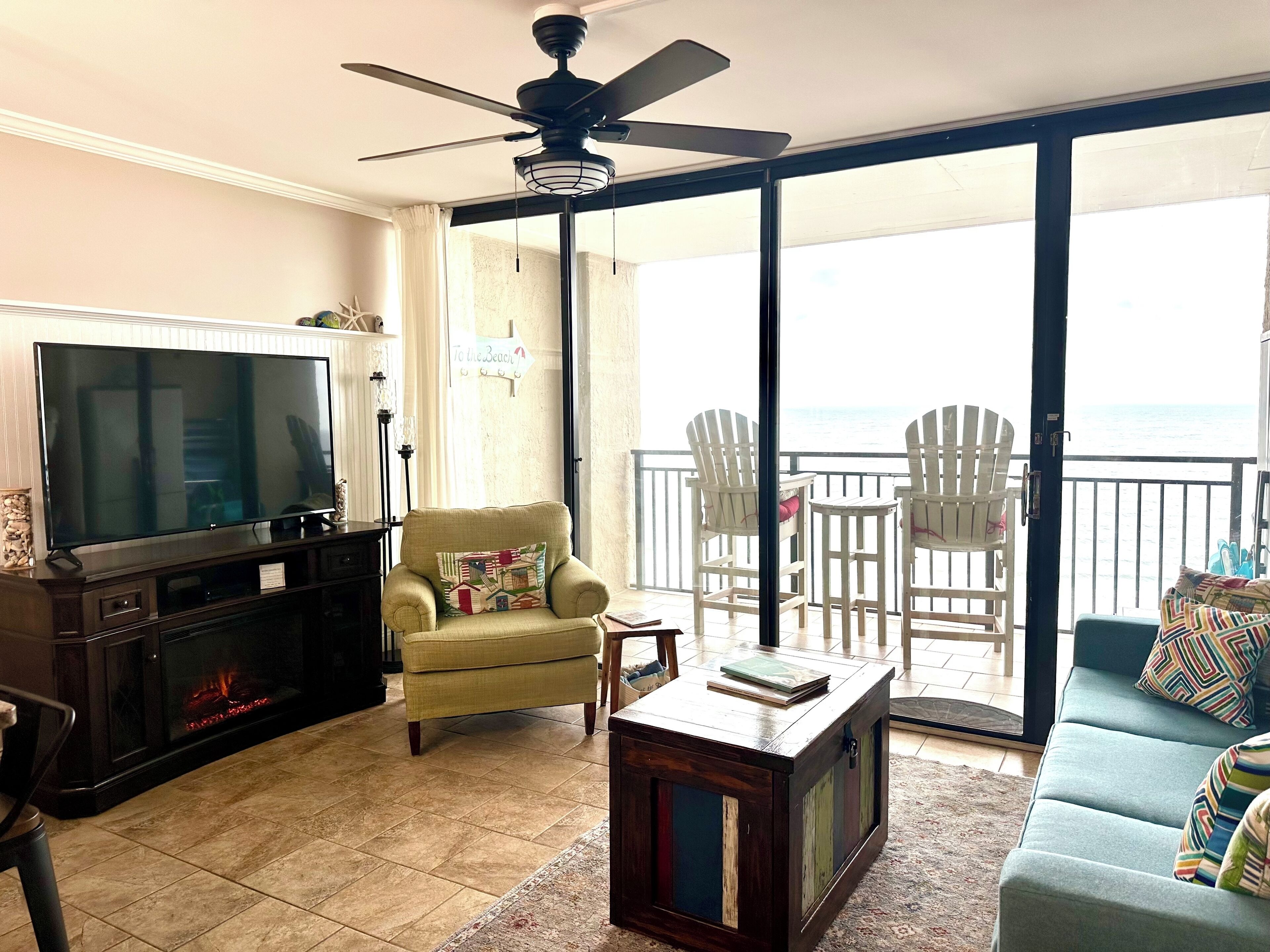 智能电视、壁炉、书