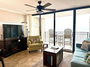 Smart-TV, Kamin, Bücher