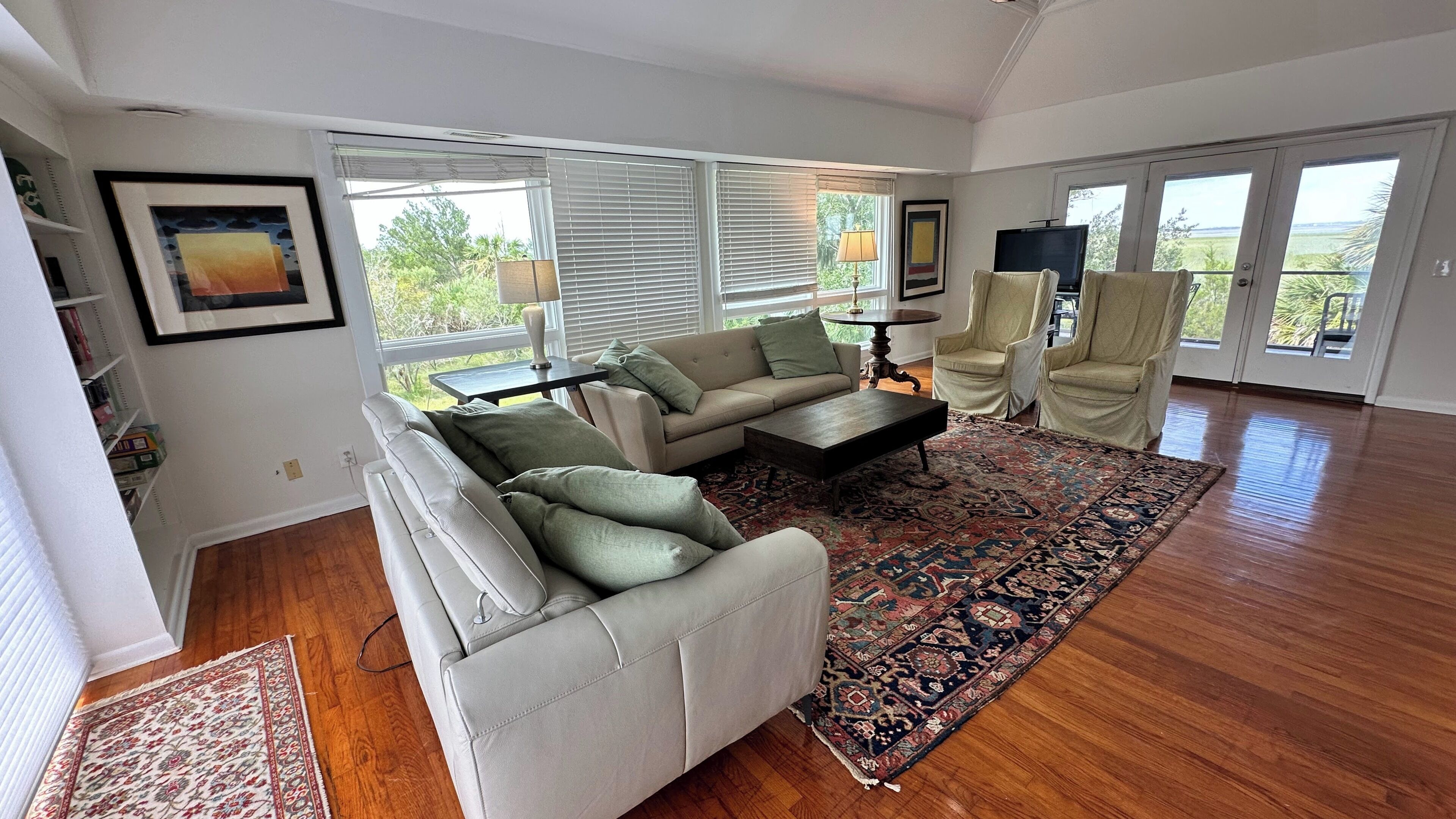 Una Smart TV, una chimenea, videojuegos, libros