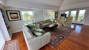 Smart TV, chimenea, videojuegos y libros 