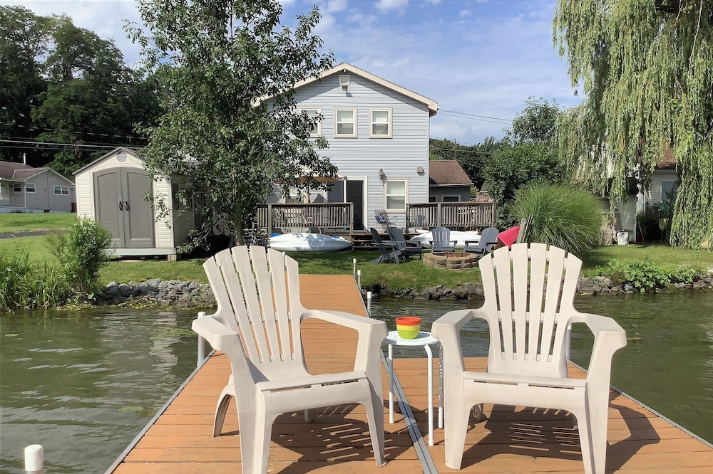 Booking 2024 now! Parking, A/C, kayaks, wineries, fishing! Pontoon optional.