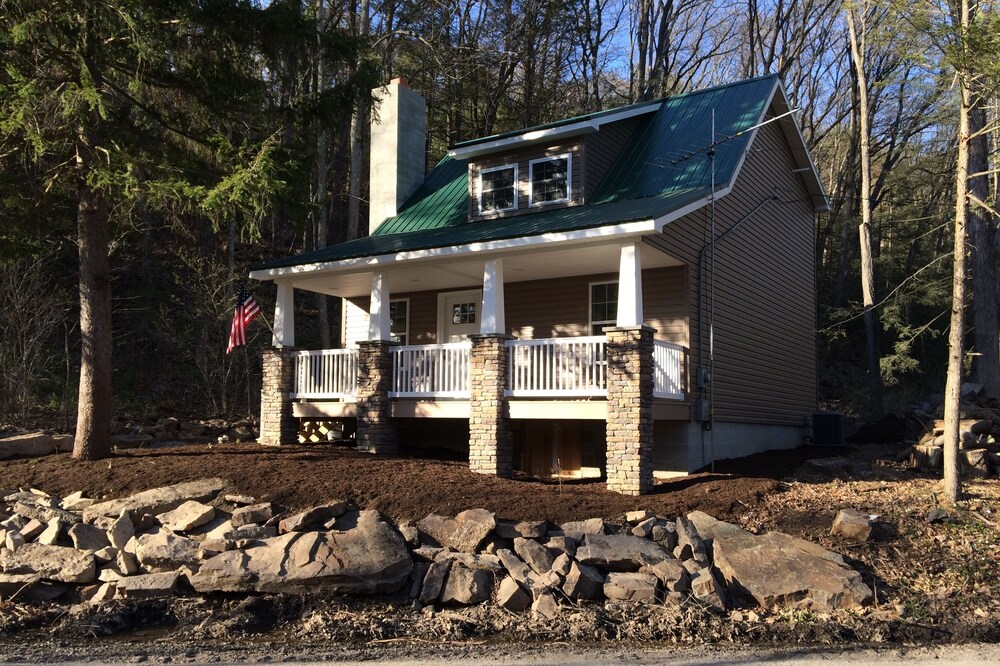 Clean!! Charming Cottage! Waterviews, WiFi, Apple TV, Outdoor Firepit