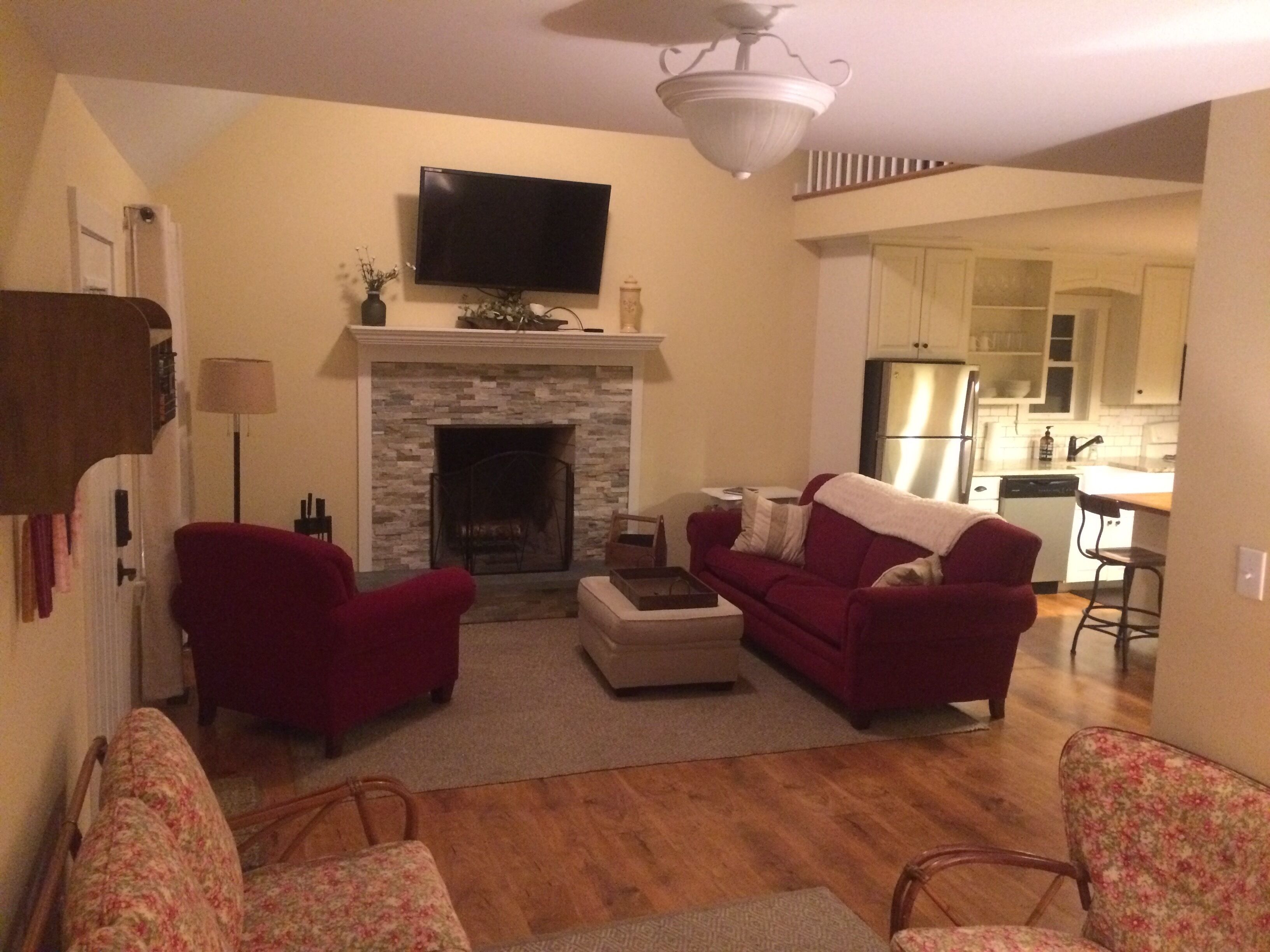 Clean!! Charming Cottage! Waterviews, WiFi, Apple TV,  Outdoor Firepit