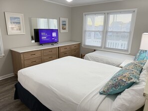 4 bedrooms, desk, iron/ironing board, free WiFi - Beach House on Channel, Private dock,Walk to Beach (Cherry Grove)