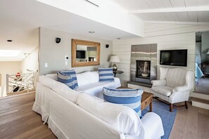 Televisor intel·ligent, llar de foc, llibres i estèreo 