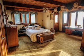 4 bedrooms, desk, iron/ironing board, travel cot