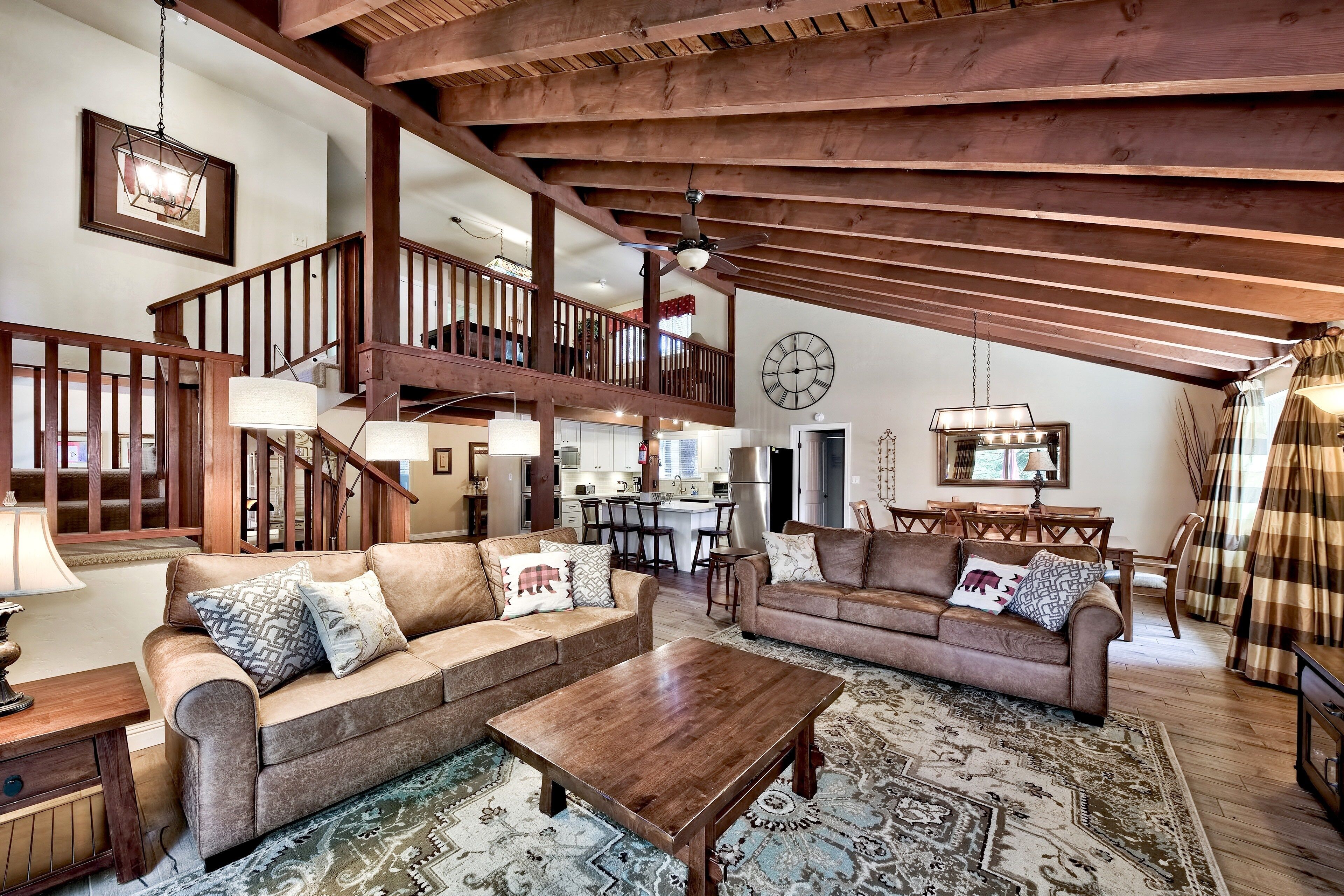 Spacious, Tasteful,  4 Bed Home: Hot tub, Pool table. 
