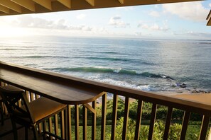 Una terraza de madera con vista al océano.
