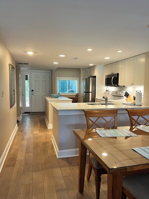 Fridge, microwave, oven, stovetop - 105 THE GREENS - TOTAL RENO-5 MIN. WALK TO BEACH-BEACH LOCKER & CHAIRS! (Hilton Head Island)