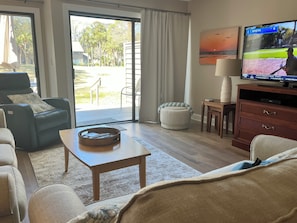 Smart-tv, dvd-afspiller, bøger, videobibliotek