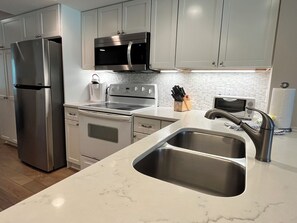 Fridge, microwave, oven, stovetop - 105 THE GREENS - TOTAL RENO-5 MIN. WALK TO BEACH-BEACH LOCKER & CHAIRS! (Hilton Head Island)