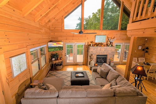 Your Mountain Getaway: 3 BR Log Home with Scenic Views on Private 2 Acres