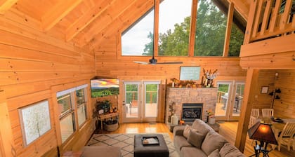 Your Mountain Getaway: 3 BR Log Home with Scenic Views on Private 2 Acres