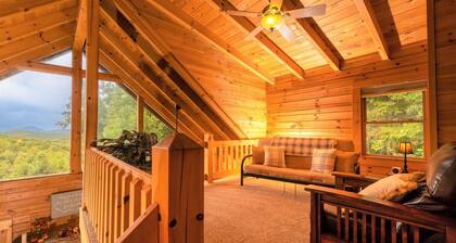 Your Mountain Getaway: 3 BR Log Home with Scenic Views on Private 2 Acres