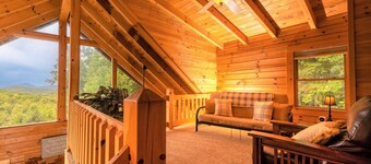 Your Mountain Getaway: 3 BR Log Home with Scenic Views on Private 2 Acres