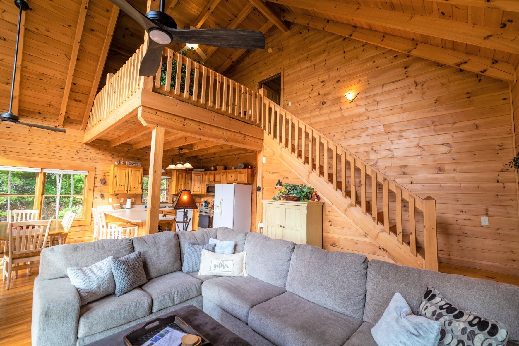  3 bedroom log home, mountain view, private on 2 acres