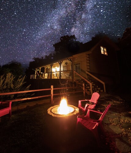 Your Mountain Getaway: 3 BR Log Home with Scenic Views on Private 2 Acres