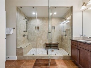 Combined shower/tub, hair dryer, towels, soap - Top floor, Galveston Bayfront at Pointe West with breathtaking views of West Bay (Galveston)