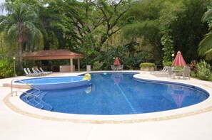 Outdoor pool - Reserve this beautiful Costa Rican villa and experience the best of Costa Rica (Quebrada Ganado)