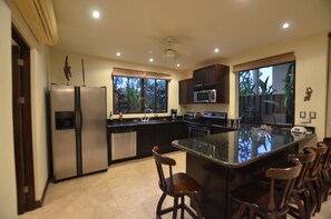 Fridge, microwave, oven, stovetop - Reserve this beautiful Costa Rican villa and experience the best of Costa Rica (Quebrada Ganado)