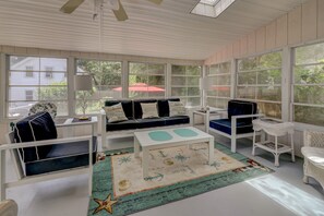 テレビ、DVD プレーヤー、書庫