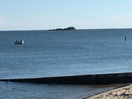 Perheyhdistelmä, vuosikerta 1889 mökki, josta on näköala vedelle. 