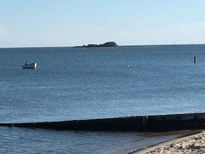 2 mins/350 ft walk to West Beach 4-BR cottage in Westbrook, CT with large yard