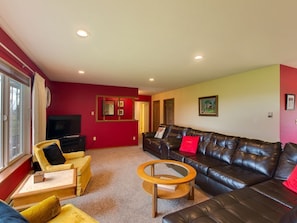 Smart TV, fireplace, video games, DVD player - Lazy Bear Retreat - Peaceful & Relaxing - Reconnect with the Beauty of Nature (Sequim)