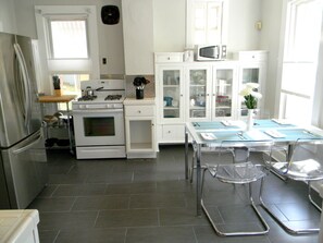 Een koelkast, een magnetron, een oven, een kookplaat