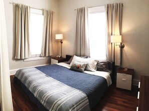 2 slaapkamers, een bureau, een strijkplank/strijkijzer, gratis wifi