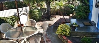 A POCOS PASOS AL FRENTE DEL OCÉANO