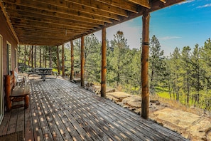 Outdoor dining - Enjoy the quiet at Hog Heaven (Custer)