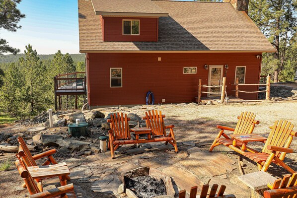 Terrace/patio - Enjoy the quiet at Hog Heaven (Custer)