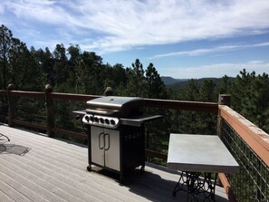 Outdoor dining - Enjoy the quiet at Hog Heaven (Custer)