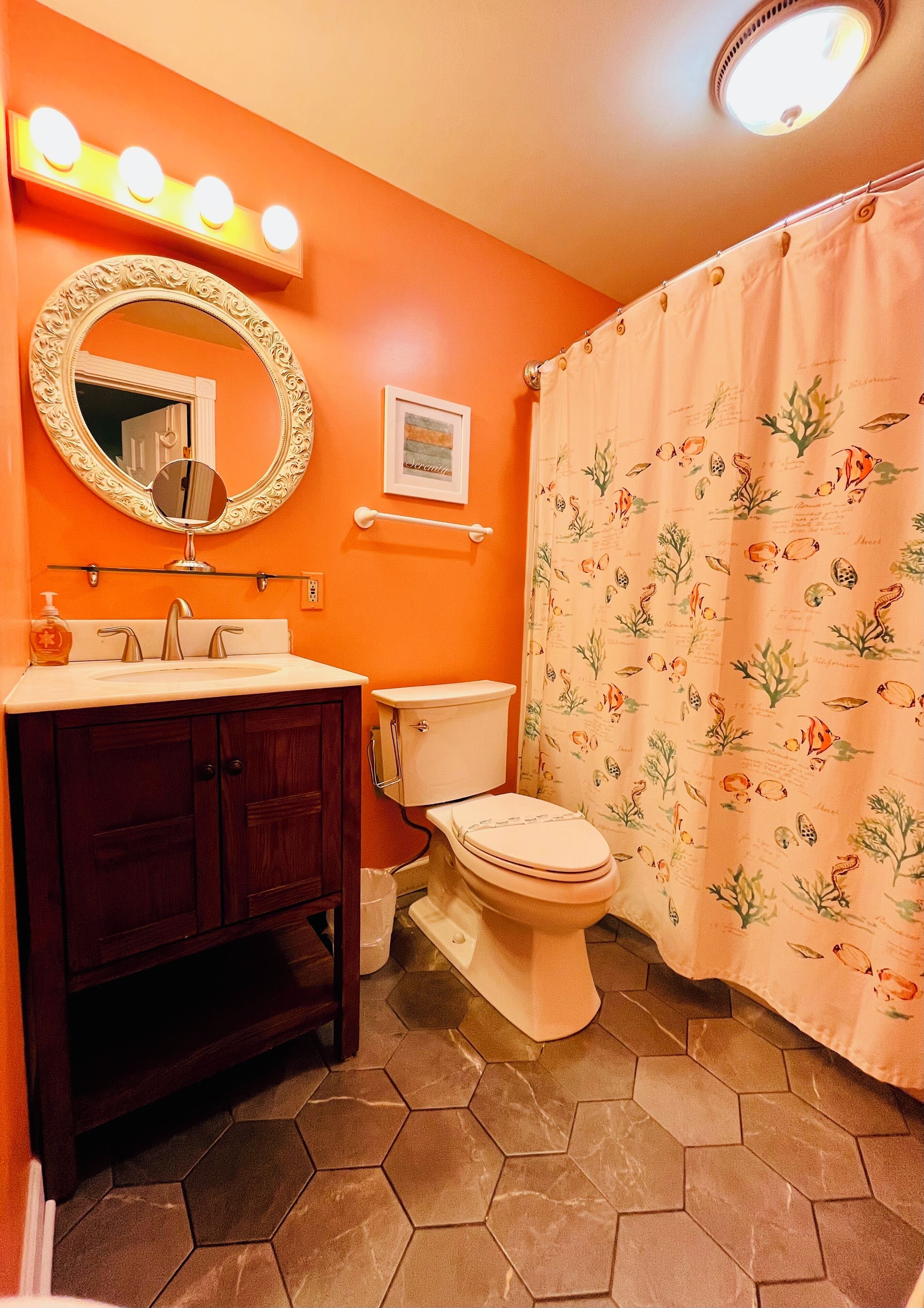 Un baño con inodoro, lavamanos y tocador.