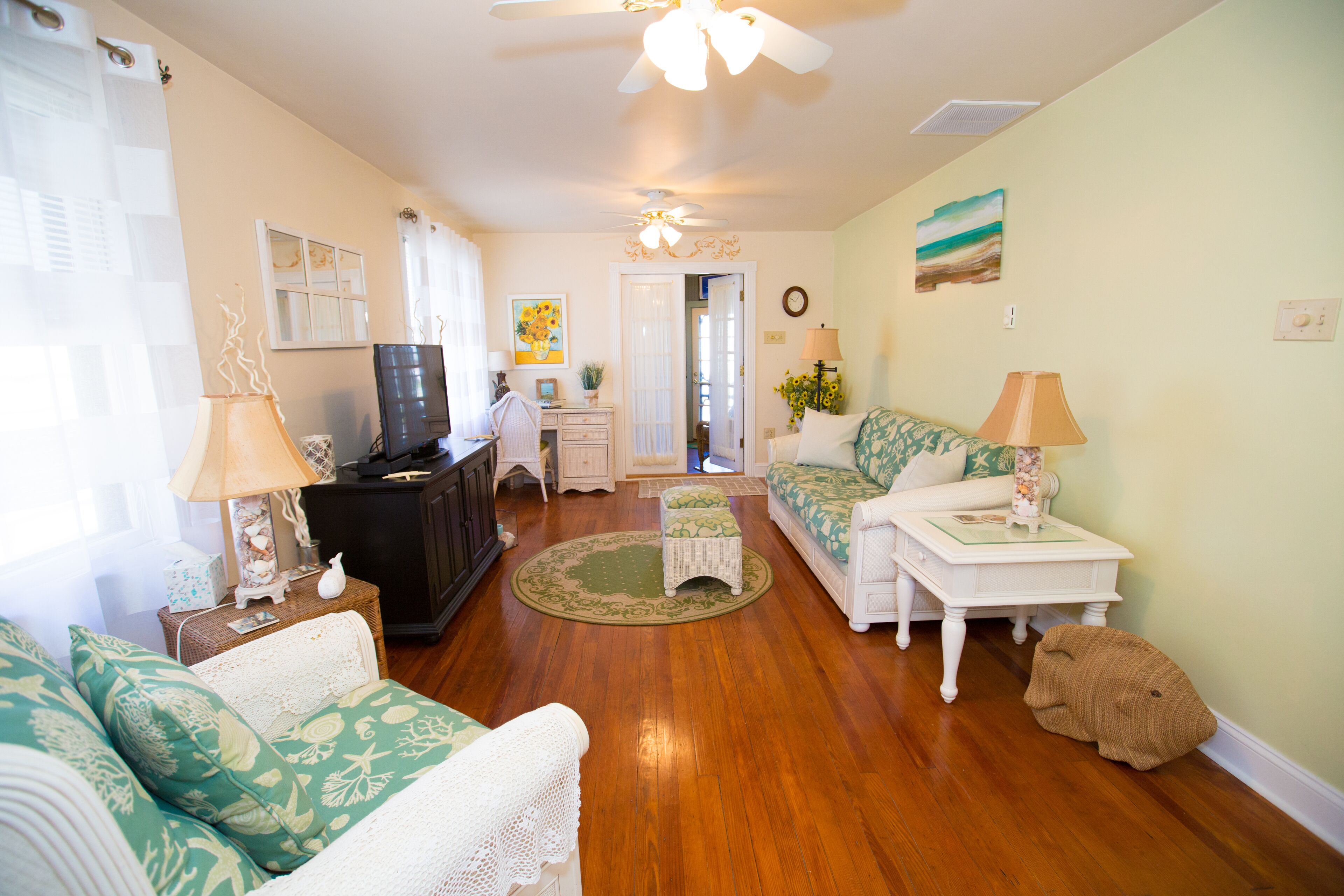 Inviting, updated condo in the heart of Cape May!