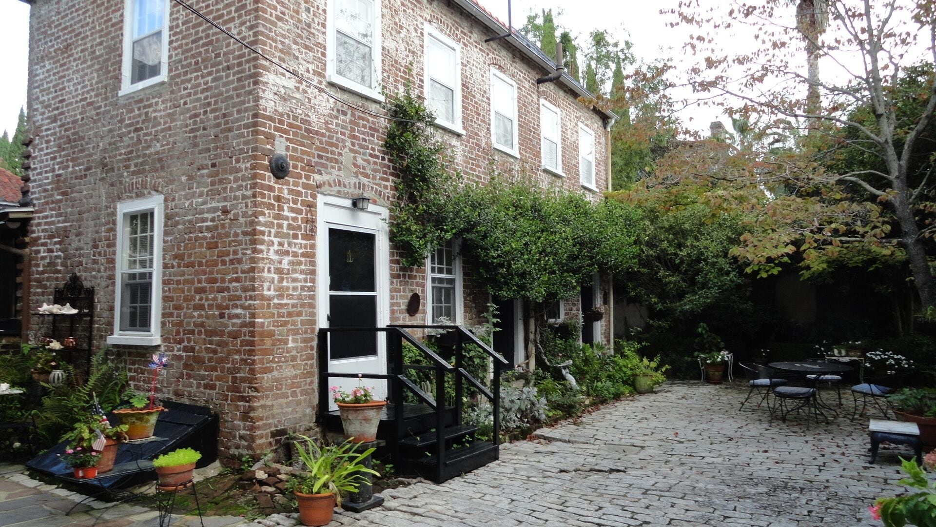 2 Bedroom Cottage in the center of town! Free Parking and Private Courtyard!