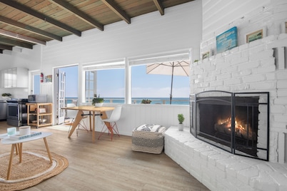 Oceanfront Vintage Malibu Beach Bungalow with large Deck