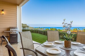 Outdoor dining - 🌴Wonderful Townhome | Ocean views |  AC | Private Setting🌴 (Kailua-Kona)