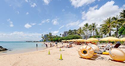 Waikiki Shore 1 bedroom with large lanai on Waikiki Beach - free parking & WiFi