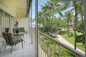 Property grounds - Waikiki Shore 1 bedroom with large lanai on Waikiki Beach - free parking & WiFi (Honolulu)