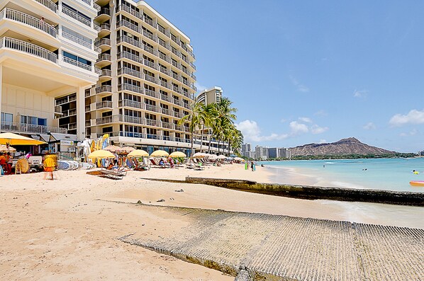 On the beach, beach towels - Waikiki Shore 1 bedroom with large lanai on Waikiki Beach - free parking & WiFi (Honolulu)