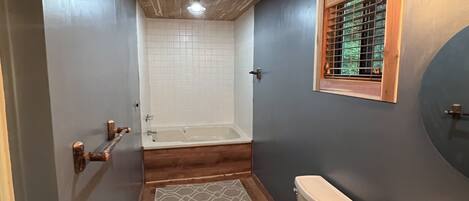 Bañera con ducha, secador de pelo, toallas, papel higiénico