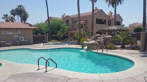 Una piscina al aire libre, una piscina climatizada