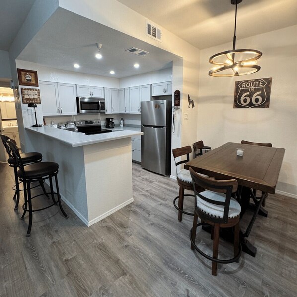 Jääkaappi, mikroaaltouuni, uuni, liesi