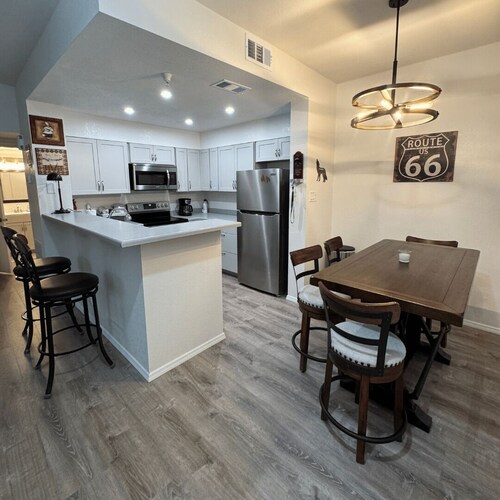 SUPER ENDROIT! Minutes à pied de Lake, Beach, Pool & London Bridge. Stationnement de bateau.