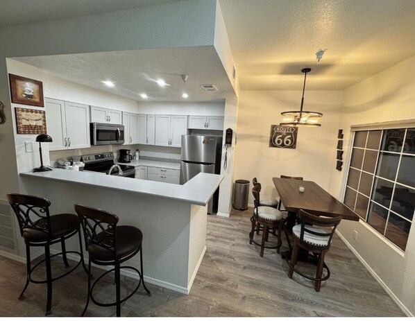 Frigorífico, microondas, horno y placa de cocina