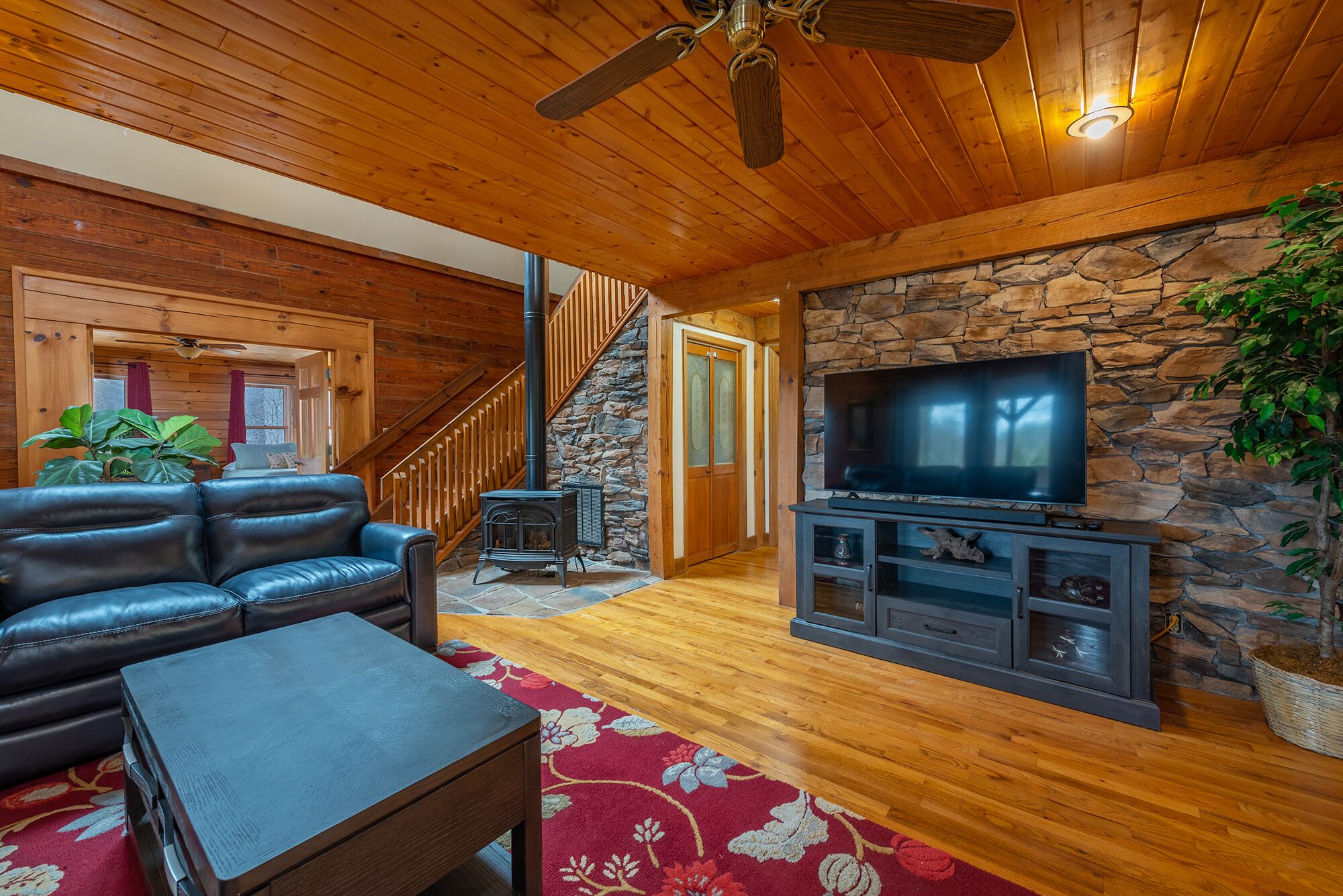 Log home minutes to downtown, West Asheville, breweries, hiking, food & shopping