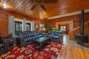 Smart TV, Netflix, books, streaming services - Cozy Log Home with Hot Tub Minutes to Downtown, Breweries & Trails! (Asheville)