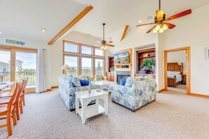 Televisión, reproductor de DVD, libros y estéreo 